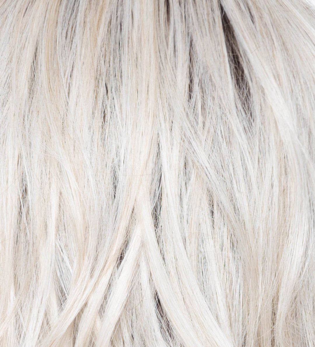 White Rose Blond-R | White blond base with subtle warm brown highlights. The medium-brown root creates a vibrant appearance.