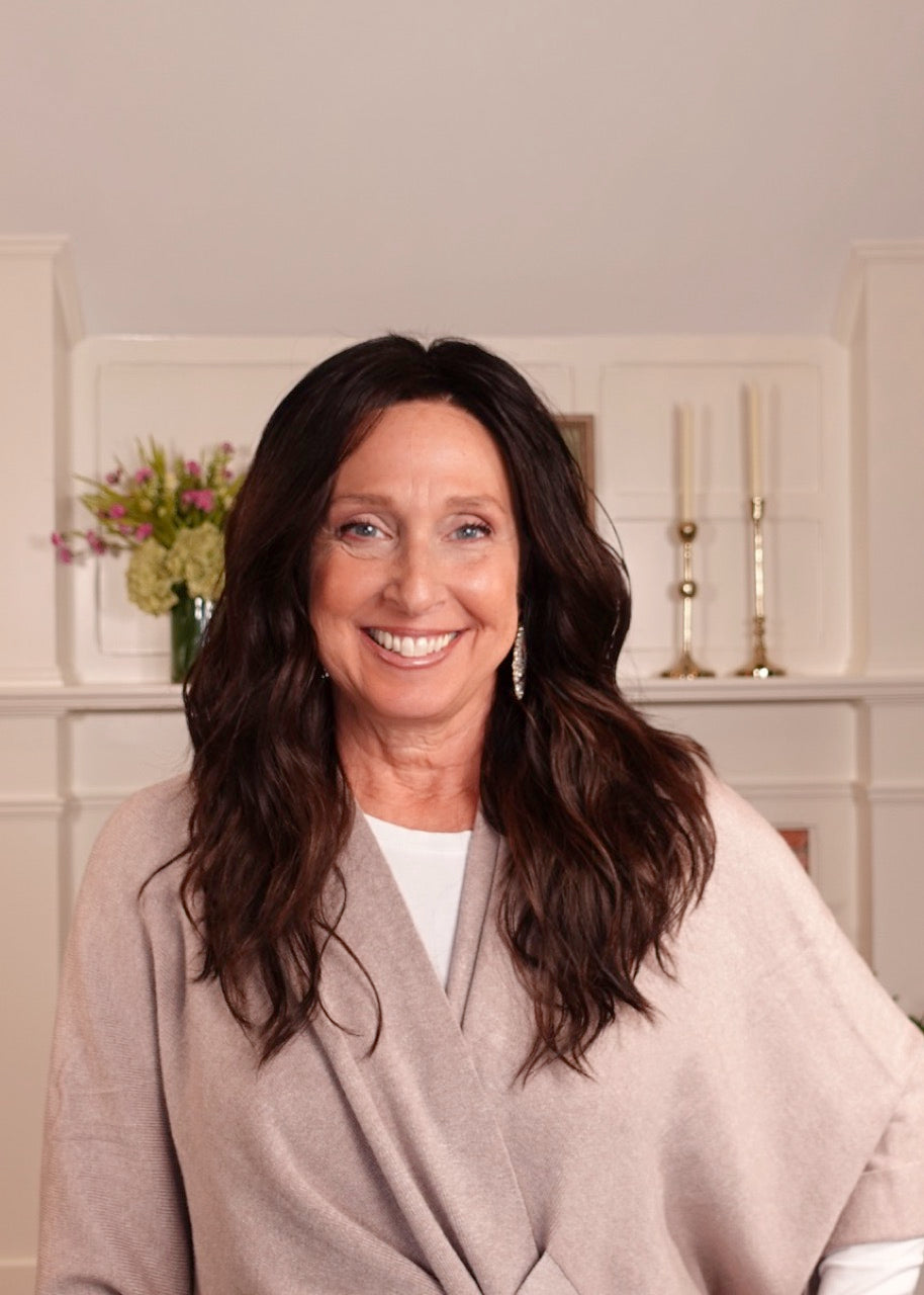 Frannie wearing Serena in Dark Brown Tipped