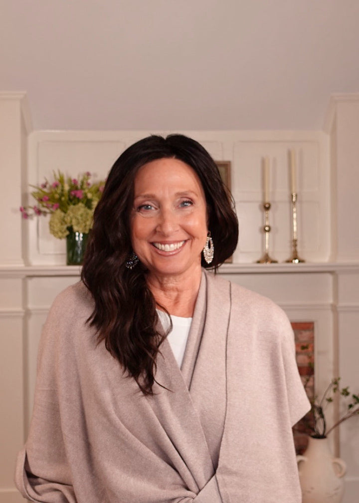 Frannie wearing Serena in Dark Brown Tipped