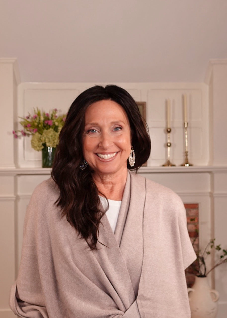 Frannie wearing Serena in Dark Brown Tipped