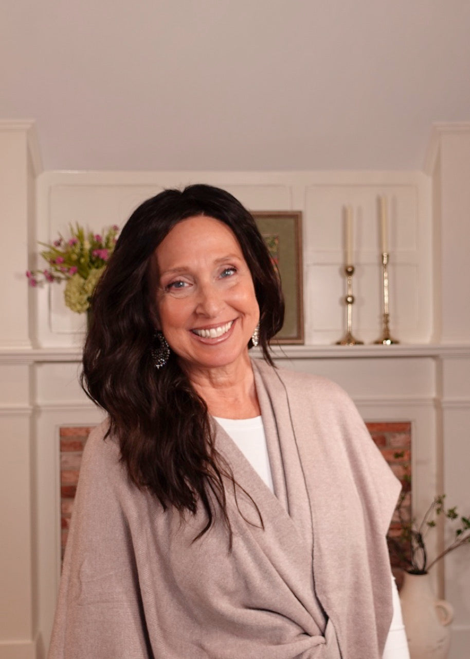 Frannie wearing Serena in Dark Brown Tipped