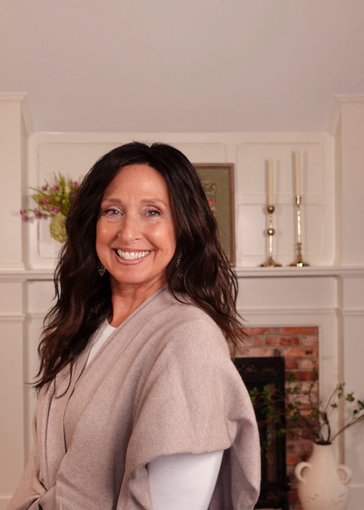 Frannie wearing Serena in Dark Brown Tipped