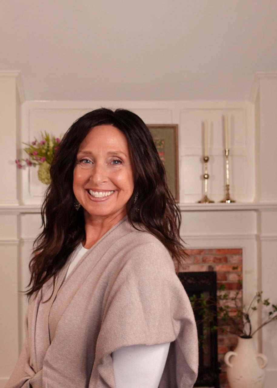 Frannie wearing Serena in Dark Brown Tipped